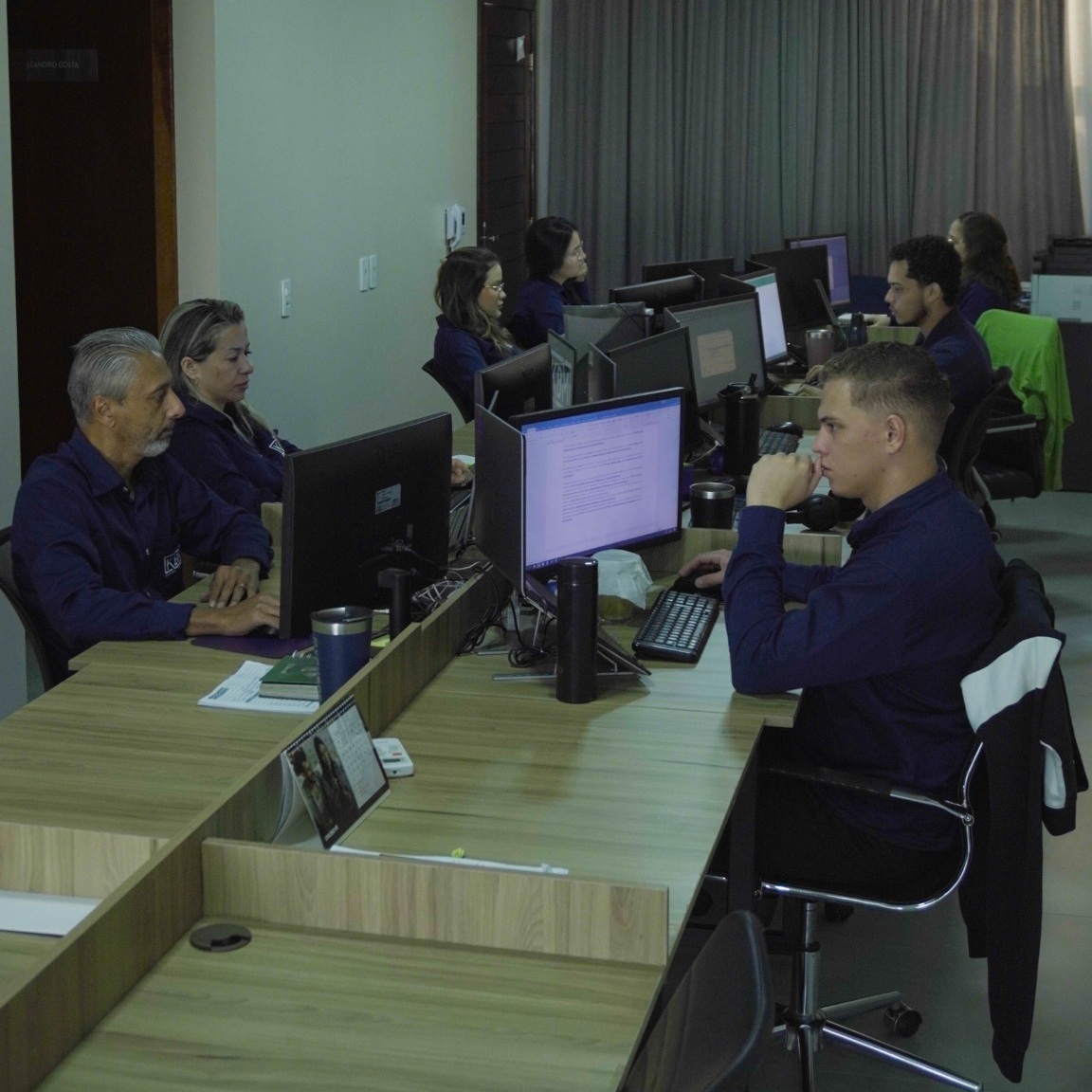 Equipe KBM trabalhando em escritório